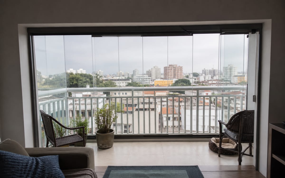 Sacada residencial com envidraçamento retrátil
